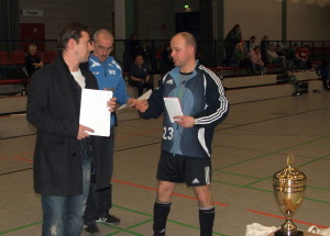Carsten (links)überreichte den Siegerpokal