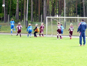 Niklas (4), Yannick (14) und der Torwart gehen gleich zum Ball, rechts Florian