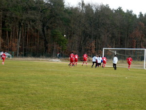 Jerome (ganz links) tritt den Eckball, der Ball landet gleich im langen Eck im Tor, Jannis(15), Max (9), Julian (7) können gleich jubeln