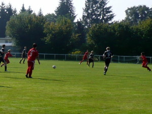  Mittelfeldsprint - links Jakob, rechts Ramzi - Axel (6) und Jannek (hinten) beobachten dies