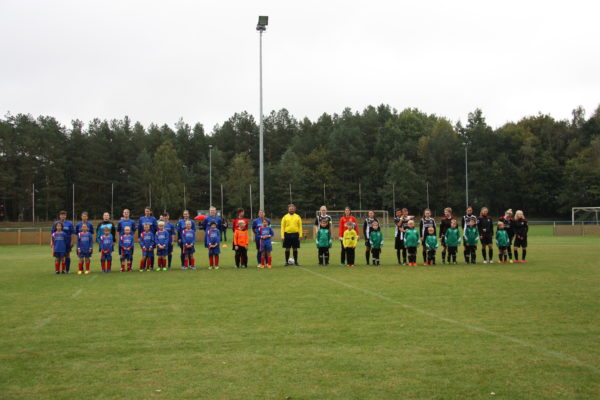Die F-Junioren durften stolz mit den Frauenmannschaften auflaufen. 